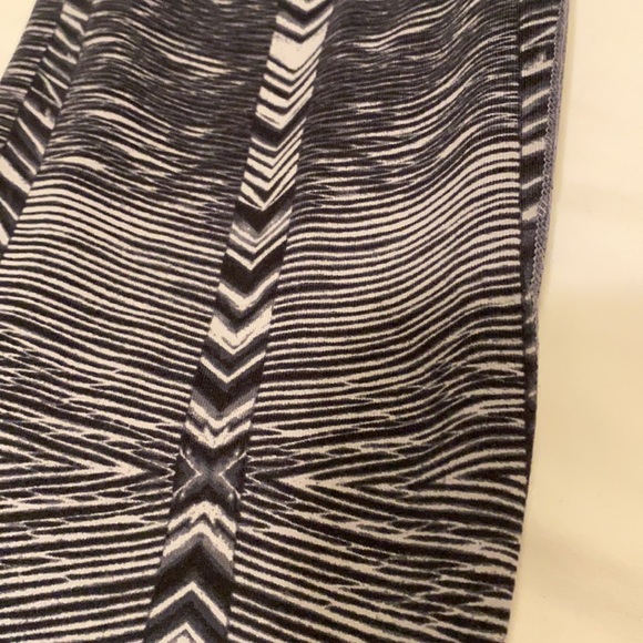 Victoria’s Secret VSX Black/gray with pink leggings - Picture 5 of 8